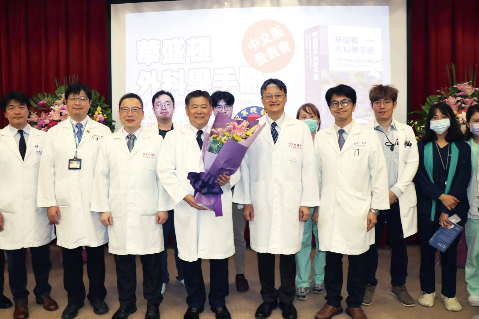 本院代表向蔡局長獻花